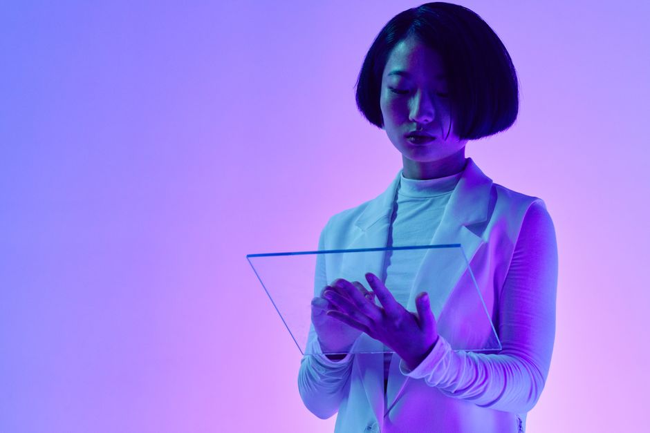 Mujer interactuando con pantalla digital transparente