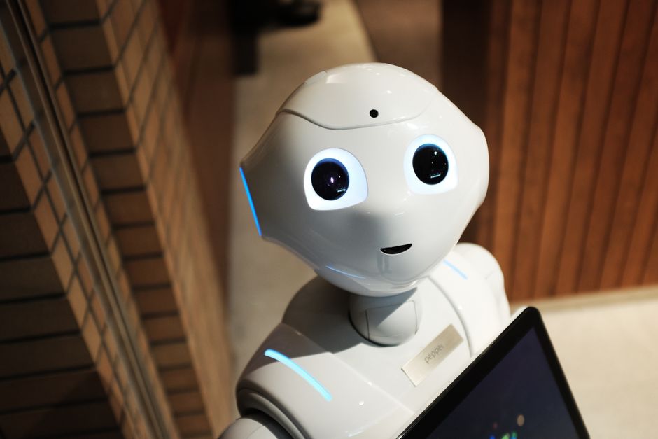 Robot humanoide futurista en interior de Tokio