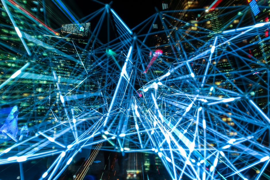 Escena urbana con líneas de luz representando redes digitales