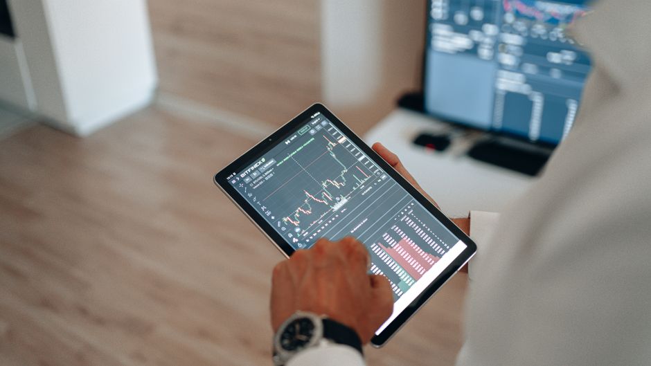 Análisis de mercado digital en tablet