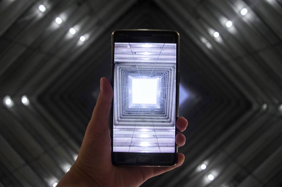 Pantalla de smartphone mostrando tecnología moderna