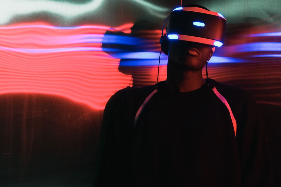 Persona con visor de realidad virtual y luces de neón