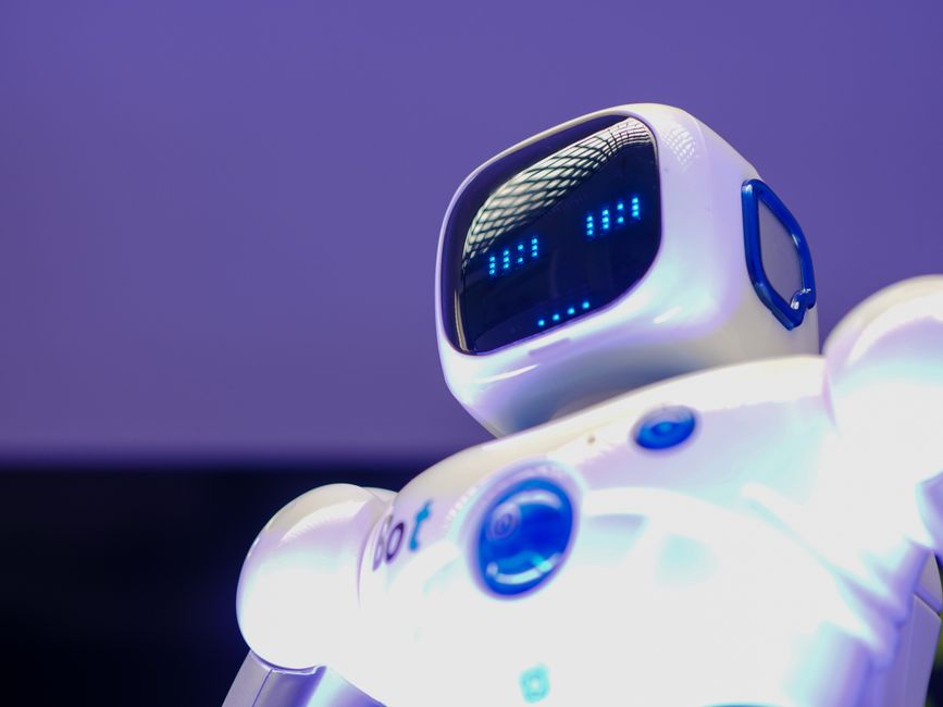 Robot humanoide con pantalla digital luminosa