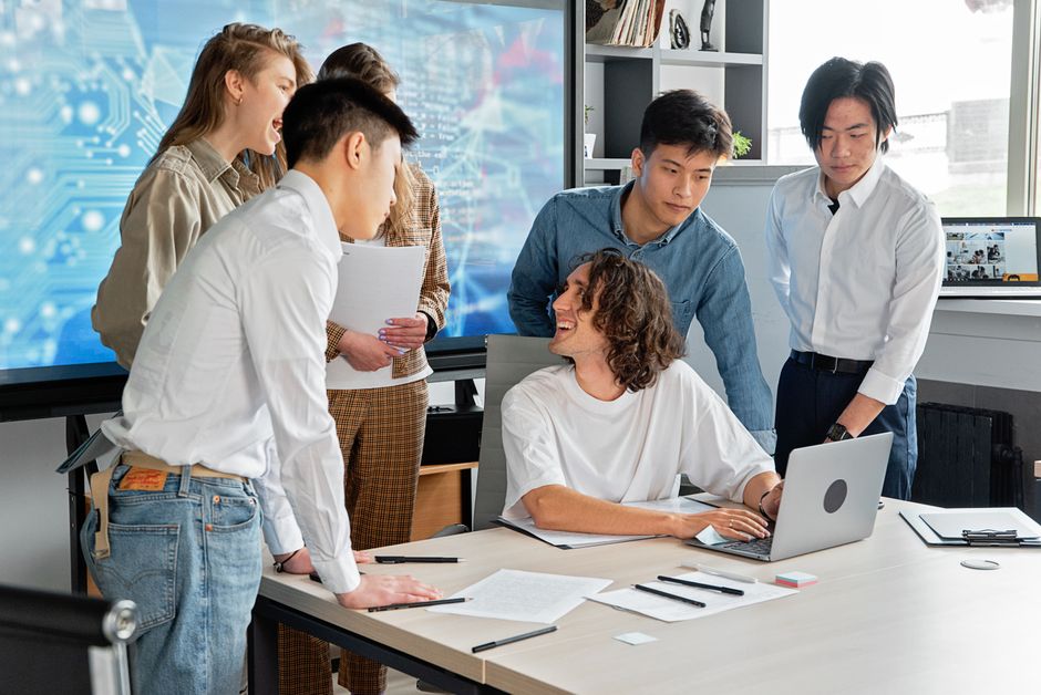 Equipo diverso de profesionales colaborando en una sala de reuniones moderna
